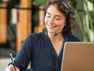 Image of Female Community Interpreter for Learn Q How to Obtain a Community Interpreting Qualification blog